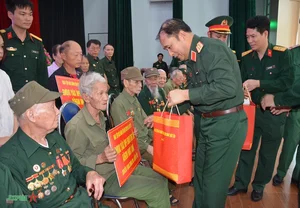 General Phung Si Tan Presents Gifts to Families in Dien Bien - image 6