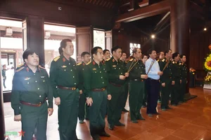 General Phung Si Tan Presents Gifts to Families in Dien Bien - image 2