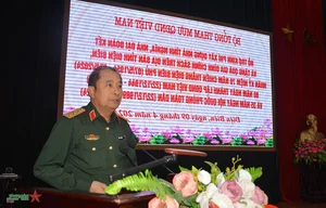 General Phung Si Tan Presents Gifts to Families in Dien Bien - image 5