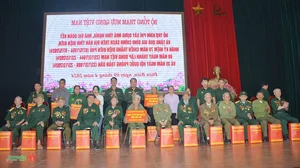 General Phung Si Tan Presents Gifts to Families in Dien Bien - image 11