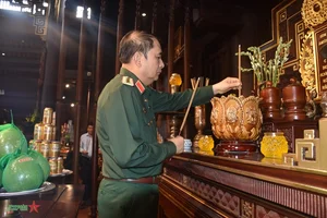 General Phung Si Tan Presents Gifts to Families in Dien Bien - image 0