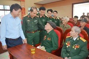 General Phung Si Tan Presents Gifts to Families in Dien Bien - image 7