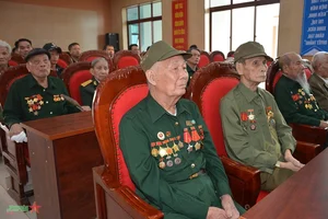 General Phung Si Tan Presents Gifts to Families in Dien Bien - image 3