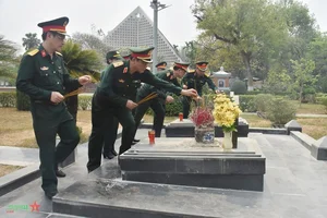 General Phung Si Tan Presents Gifts to Families in Dien Bien - image 8