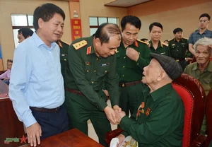 General Phung Si Tan Presents Gifts to Families in Dien Bien - image 4