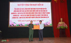 General Phung Si Tan Presents Gifts to Families in Dien Bien - image 10