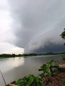 Dramatic Skies Over Binh Duong: Netizens React to Eerie Cloud Formations - image 0