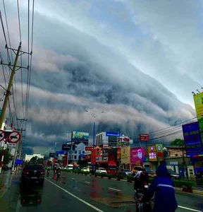 Dramatic Skies Over Binh Duong: Netizens React to Eerie Cloud Formations - image 4