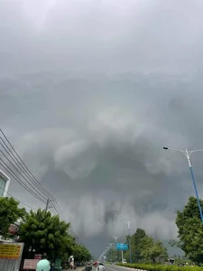 Dramatic Skies Over Binh Duong: Netizens React to Eerie Cloud Formations - image 1