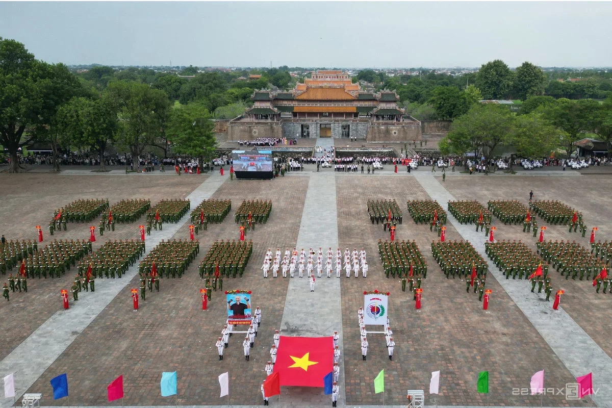 Spectacular Military Display: 3,000 Soldiers Perform at Hue’s Iconic Ngo Mon Square