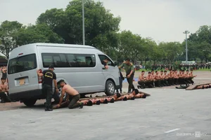 Spectacular Military Display: 3,000 Soldiers Perform at Hue’s Iconic Ngo Mon Square - image 1