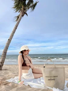 Phan Tuan Tai's Girlfriend Turns Heads in Chic Beachside Bikini Look - image 2