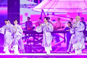 Emotional Highlights from Anh Trai Vuot Ngan Chong Gai Concert - image 11