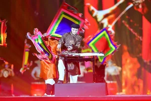 Emotional Highlights from Anh Trai Vuot Ngan Chong Gai Concert - image 7