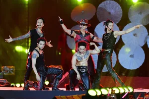 Emotional Highlights from Anh Trai Vuot Ngan Chong Gai Concert - image 13