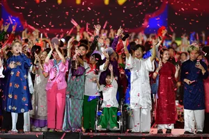 Emotional Highlights from Anh Trai Vuot Ngan Chong Gai Concert - image 5