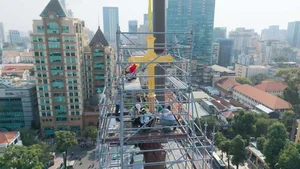 Notre Dame Cathedral Restoration: Gilded Crosses Return to the 60-Meter Tower - image 5