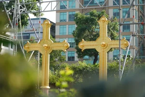 Notre Dame Cathedral Restoration: Gilded Crosses Return to the 60-Meter Tower - image 2
