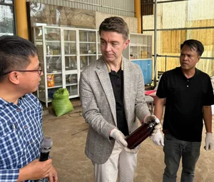EU Ambassador Visits Dak Lak, Samples Premium Cocoa Directly at the Farm - image 2