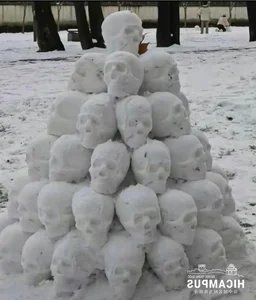 Hilariously Creepy and Unique Snowman Masterpieces That Will Blow Your Mind - image 3