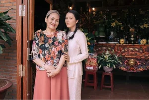 Ly Nha Ky's Mother Steals the Spotlight with Ageless Elegance - image 5