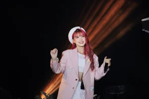 Stunning Portraits of Vietnamese Pop Star Khởi My: Vibrant Hair and Urban Chic Style - image 11