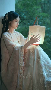 Exploring YiTuYu Art Language Vol.5640: The Captivating Presence of Zou Yu Tong in Modern Portraiture - image 6