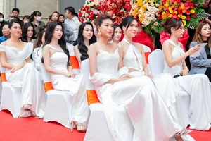 Luong Thuy Linh Steals the Spotlight in Plunging Red Carpet Gown - image 8