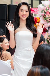 Luong Thuy Linh Steals the Spotlight in Plunging Red Carpet Gown - image 6