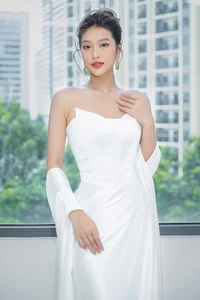 Luong Thuy Linh Steals the Spotlight in Plunging Red Carpet Gown - image 5