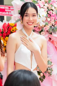 Luong Thuy Linh Steals the Spotlight in Plunging Red Carpet Gown - image 0