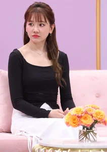 Hari Won's Bold Question to Miss Grand Thuy Tien on TV Sparks Hilarious Reactions - image 6