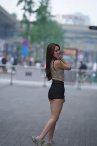 Selected Street Style: How High-Waisted Shorts Elongate Your Legs - image 4