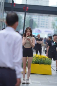 Selected Street Style: How High-Waisted Shorts Elongate Your Legs - image 6