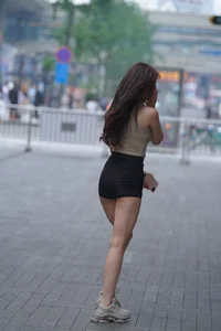 Selected Street Style: How High-Waisted Shorts Elongate Your Legs - image 8
