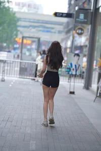 Selected Street Style: How High-Waisted Shorts Elongate Your Legs - image 3