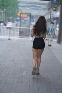 Selected Street Style: How High-Waisted Shorts Elongate Your Legs - image 7