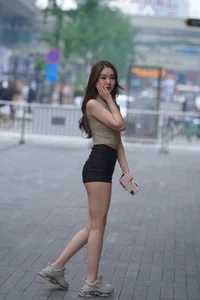 Selected Street Style: How High-Waisted Shorts Elongate Your Legs - image 9
