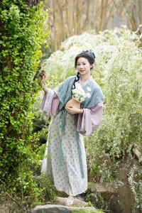 YiTuYu Art Language Vol. 6714: Creative Photography Showcase Featuring Model Cheng Zi Shu - image 1