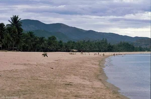 Rare and Nostalgic Photos of Nha Trang Beach in the Early 1990s - image 2