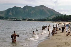 Rare and Nostalgic Photos of Nha Trang Beach in the Early 1990s - image 1