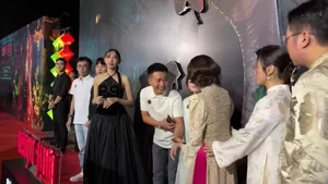 Quang Linh Vlogs and Stars Shine at Thuy Tien's Linh Mieu Movie Premiere - image 10