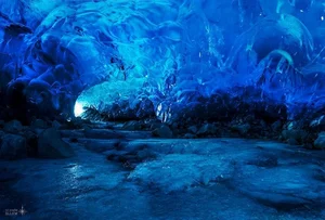 Surreal Beauty: Exploring the Most Famous Ice Caves in the United States - image 0