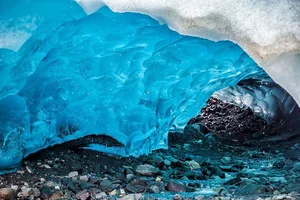 Surreal Beauty: Exploring the Most Famous Ice Caves in the United States - image 1