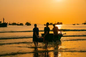 Sunrise at Long Thuy Fish Market: A Scenic Phu Yen Experience - image 0
