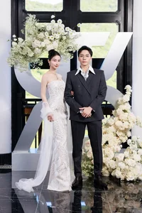 Midu and Husband Join Star-Studded Guest List at Chung Thanh Phong’s Show - image 4