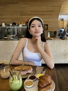 Pure Natural Beauty: Dutch Vietnamese Student Simple Style - image 5