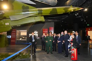 Diplomacy and History: President of Bulgaria Visits Vietnam Military History Museum - image 0