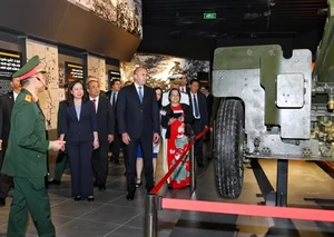 Diplomacy and History: President of Bulgaria Visits Vietnam Military History Museum - image 6