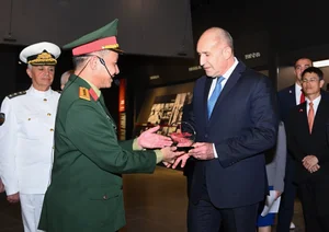 Diplomacy and History: President of Bulgaria Visits Vietnam Military History Museum - image 2